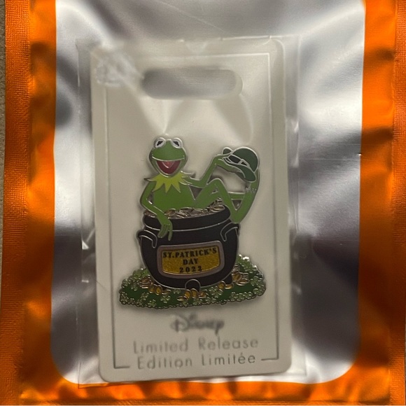 Kermit St. Patrick’s Day Pin 2022 - Picture 2 of 3